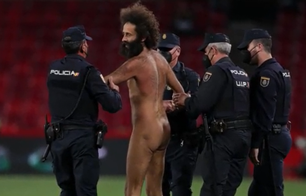Invasione uomo nudo