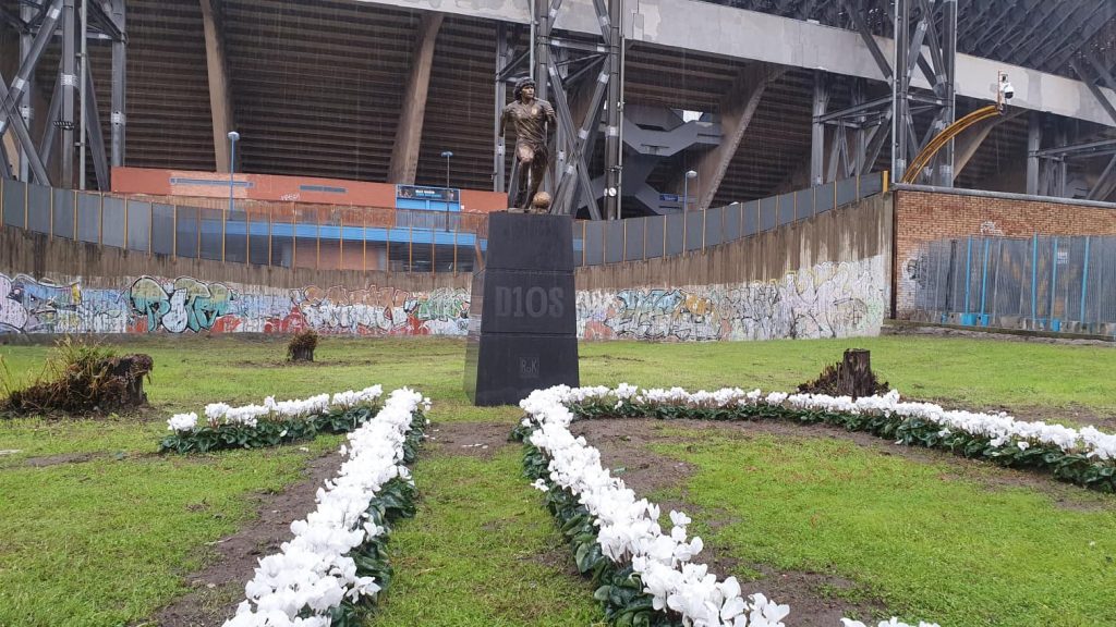 statua maradona