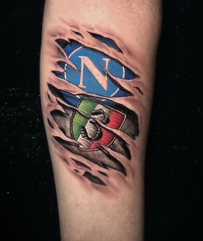 Luciano Spalletti si è fatto tatuare da Valentino Russo il terzo scudetto: una dimostrazione del suo amore per Napoli essendo anche il primo tatuaggio della sua vita.