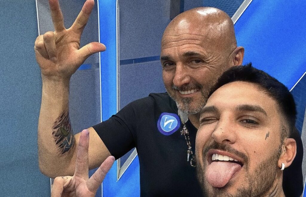 Luciano Spalletti si è fatto tatuare da Valentino Russo il terzo scudetto: una dimostrazione del suo amore per Napoli essendo anche il primo tatuaggio della sua vita.