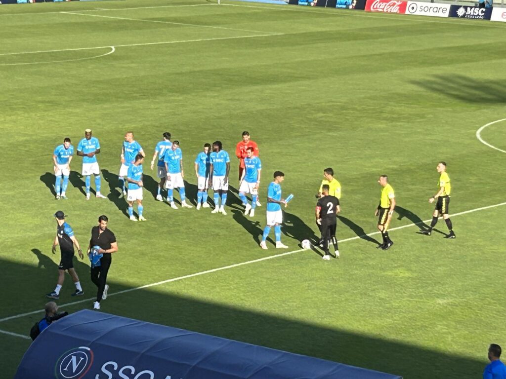 Il club azzurro ha reso omaggio alla memoria del calciatore e dell'ex direttore sportivo del club turco, scomparsi tragicamente nel terremoto dello scorso febbraio.