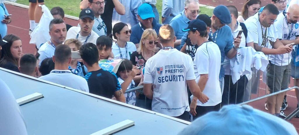 Garcia firma autografi ai tifosi a bordocampo