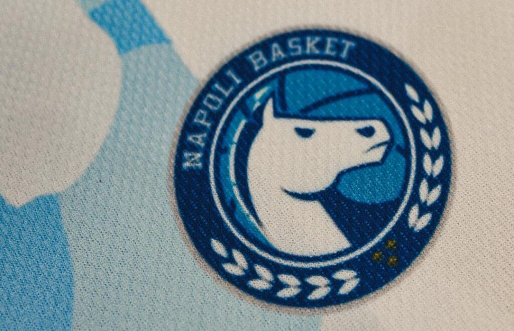 Questa jersey verrà indossata in occasione della partita tra Gevi Napoli e Virtus Bologna, lunedì 30 Ottobre, giorno in cui ricorre il compleanno di Diego