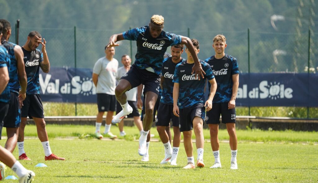 Victor Osimhen e i compagni in allenamento