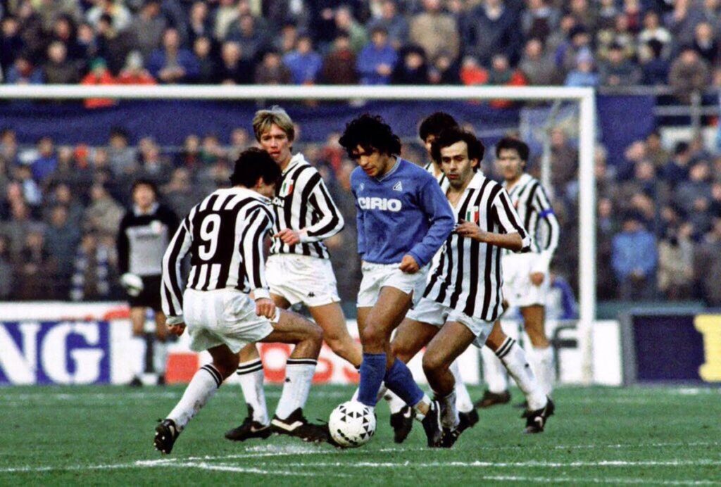 twittervid.com_MaradonaPICS_ad14b3