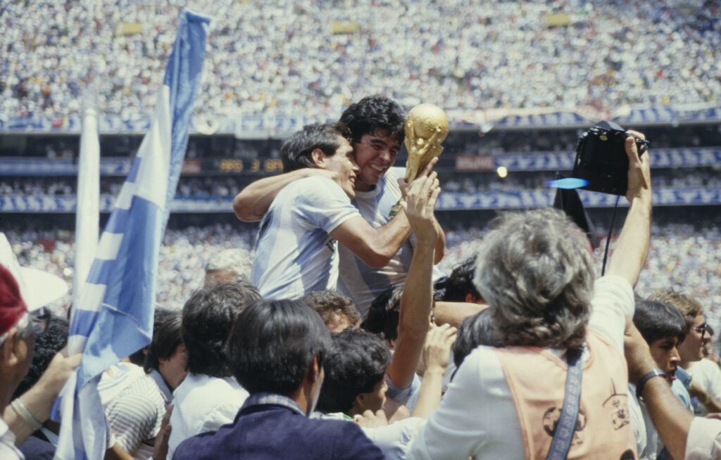 Morto il tifoso che sollevò Maradona