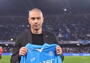 Inler omaggiato dal Napoli