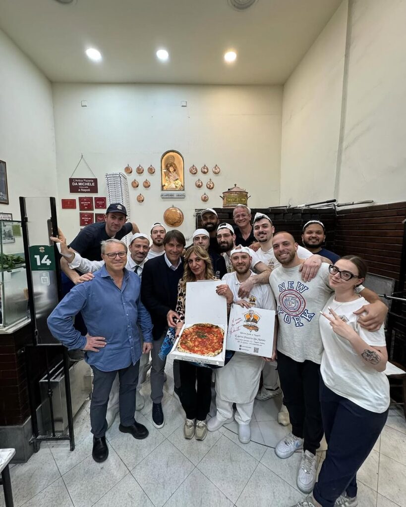 Siamo onorati per aver ospitato il mister Antonio Conte questa sera nella nostra pizzeria. È per noi un grande privilegio sapere che la nostra pizza e la nostra colomba @panificio_antoniorescigno hanno contribuito