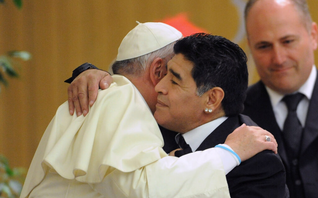 Maradona e Papa Francesco si incontrarono a Roma nel 2014 per il match internazionale per la pace