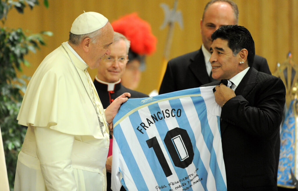 Maradona e Papa Francesco si incontrarono a Roma nel 2014 per il match internazionale per la pace