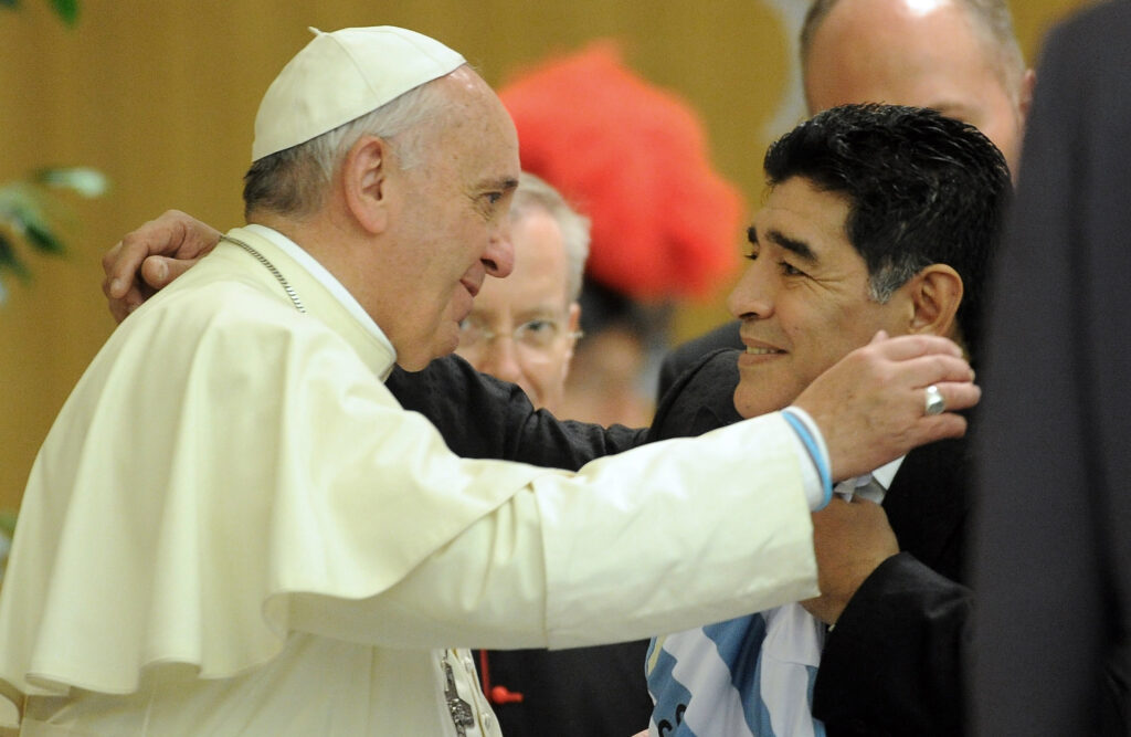 Maradona e Papa Francesco si incontrarono a Roma nel 2014 per il match internazionale per la pace
