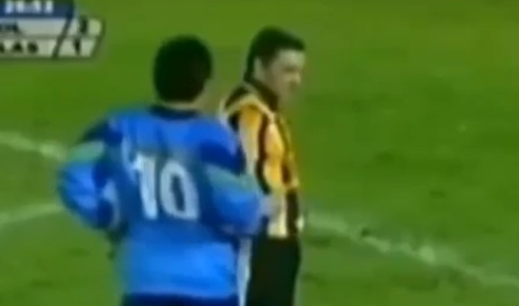 Maradona e la sua punizione