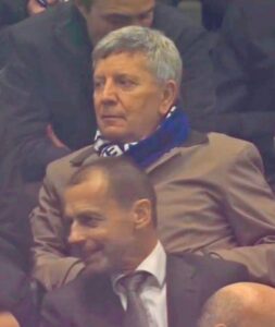 Ezio Simonelli, presidente della Lega Serie A, in tribuna a San Siro con la sciarpa dell'Inter Ma x piacere