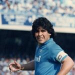 Maradona-attende-un-passaggio-di-palla-1-300x221