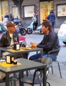 #Conte al bar con un amico 'misterioso'- Sembra Fabio #Cannavaro Che ne dite ️