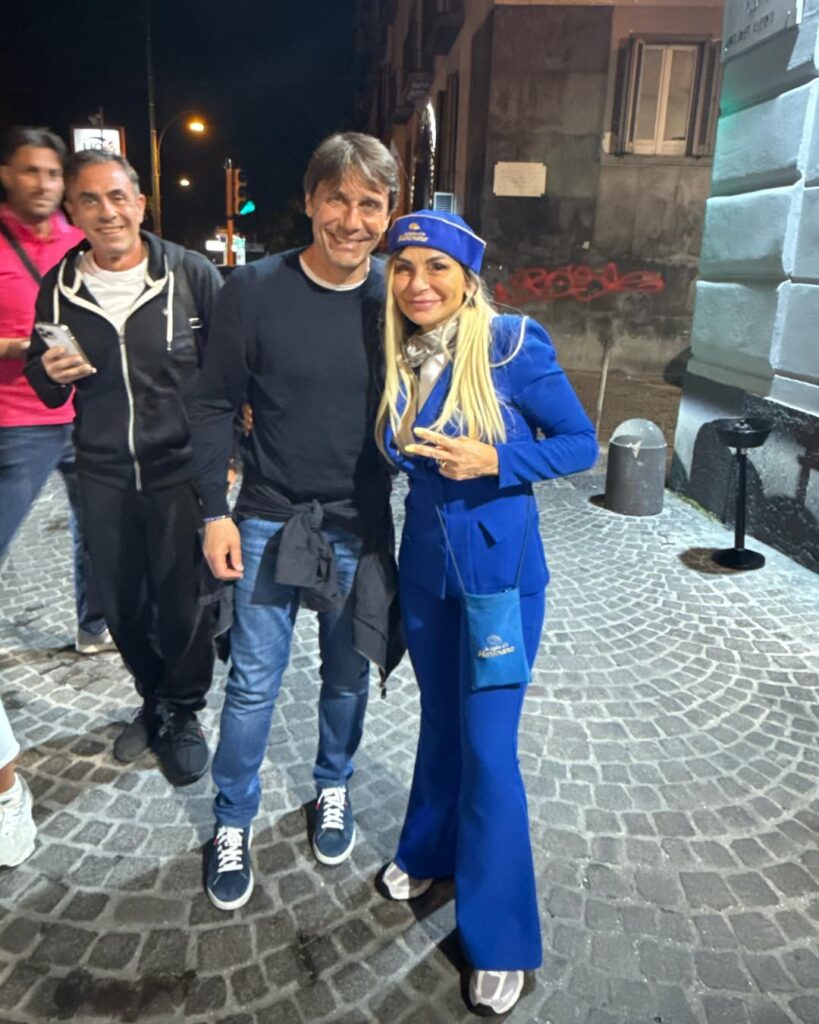 Ieri sera da @giuseppescicchitano_ il grande Mister @antonioconte, che grande onore! @scicchitano_napoli #afigliadomarenaro #napoli #scicchitano