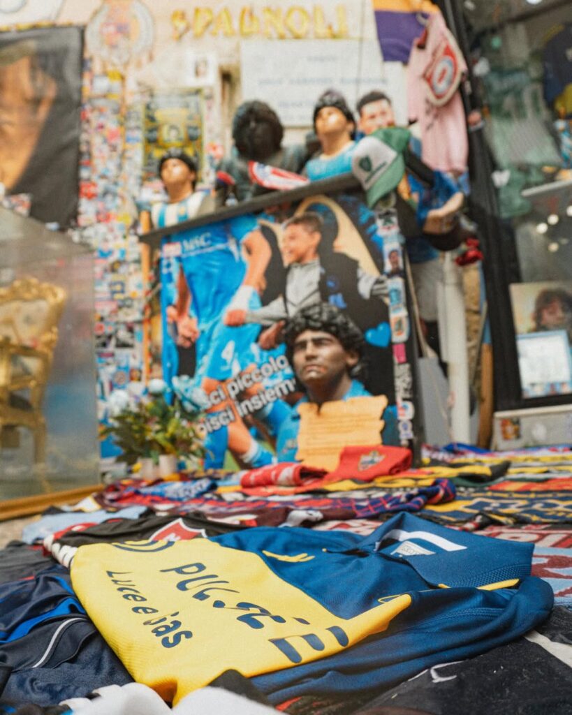 Il Genoa ha omaggiato Diego Armando Maradona attraverso la maglia numero 10, ispirata all'amicizia del grifone con il Boca Juniors.