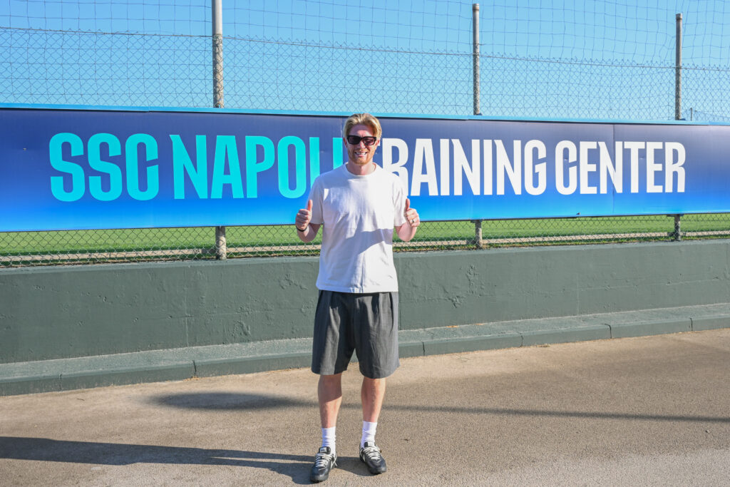 Dopo aver trascorso ieri la prima giornata napoletana, quest'oggi De Bruyne si è presentato a Castel Volturno per iniziare la nuova avventura col Napoli.