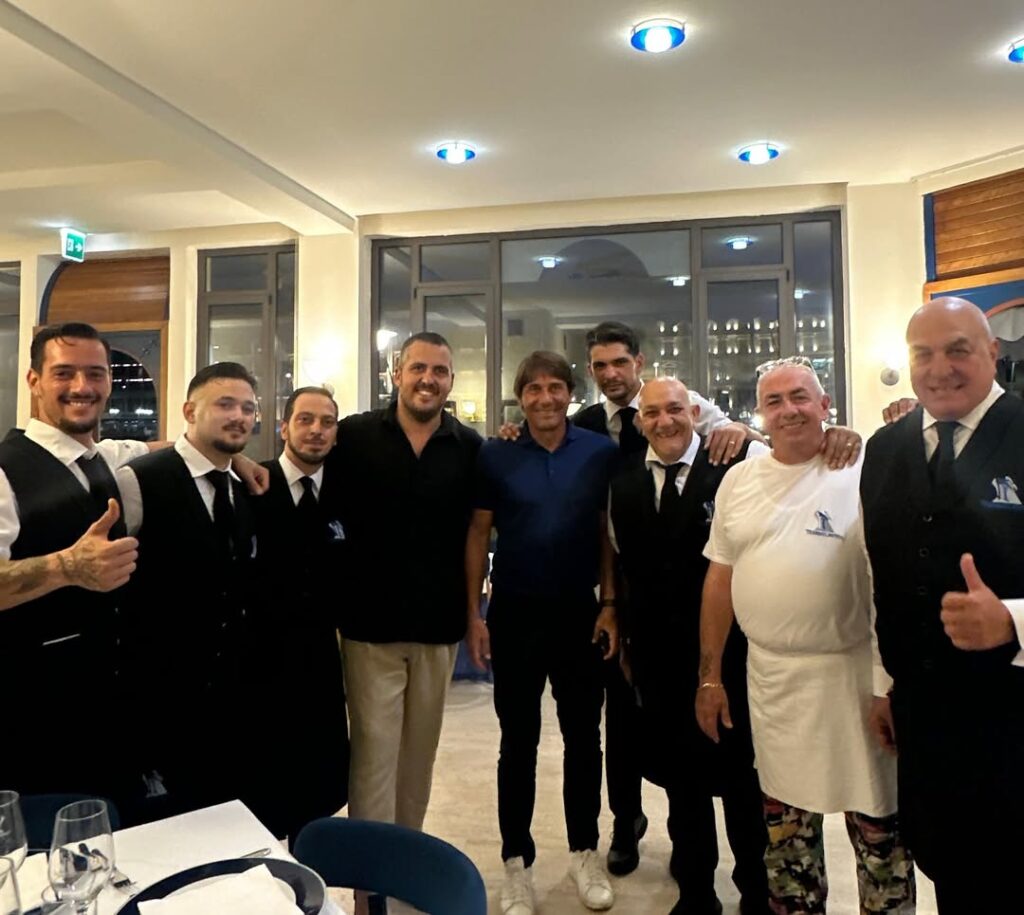 È venuto a trovarci il grande mister @antonioconte campione in carica e vincitore dello scudetto (1)