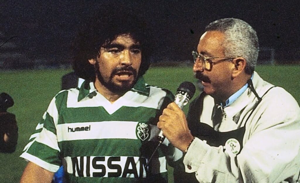 Il Napoli e lo Sporting presentano il match di domani sera con alcune foto da brividi raffiguranti Diego Maradona nell'ultimo scontro tra le due compagini nel 1989.