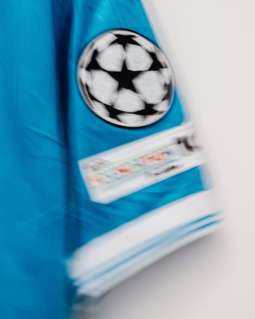 Sale l'attesa per il fischio d'inizio (fissato per le 21:00 odierne) di Napoli-Sporting Lisbona, gara valevole per la 2ª giornata della League Phase dell'annuale edizione di Champions. Per l'occasione, la squadra di Antonio Conte, come dimostra il seguente post pubblicato dalla società partenopea sul proprio account Instagram, scenderà in campo con indosso la maglia azzurra. Spunta, inoltre, un indizio per l'undici titolare dei padroni di casa: tra le foto compare la maglia di Vanja Milinkovic-Savic. È probabile, dunque, che il titolare tra i pali stasera sia il gigante serbo (a discapito di Alex Meret).