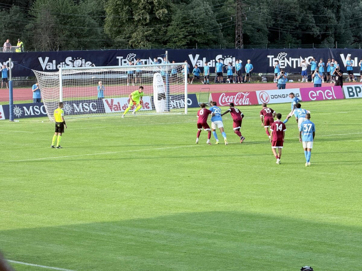Politano riapre Napoli-Arezzo: si fa parare il rigore, ma sulla ribattuta firma il gol dell'1-2 e accorcia le distanze per gli azzurri.