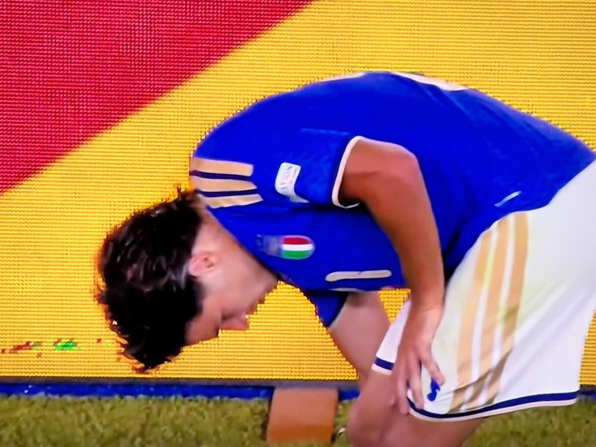 L'esterno del Napoli abbandona il campo toccandosi il polpaccio, ghiaccio per lui