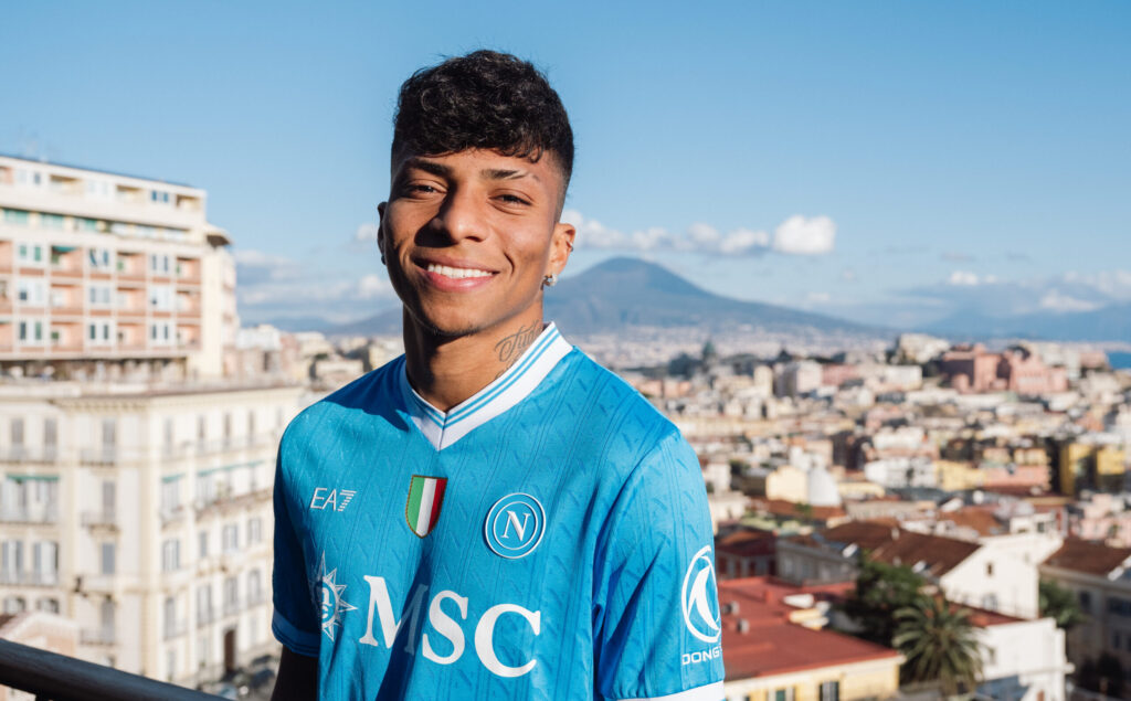 Dopo una lunga trattativa, Alisson Santos è diventato un nuovo giocatore del Napoli. L'esterno brasiliano, proveniente dallo Sporting, ha firmato il suo contratto in azzurro in una location d'eccezione, sullo sfondo del Golfo partenopeo.
