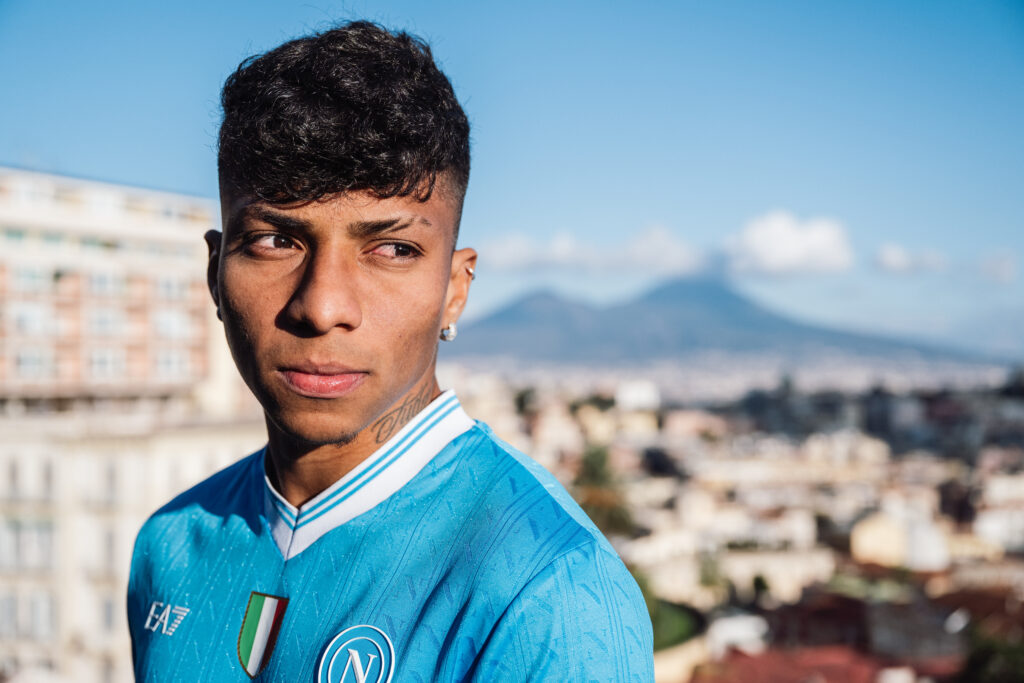 Dopo una lunga trattativa, Alisson Santos è diventato un nuovo giocatore del Napoli. L'esterno brasiliano, proveniente dallo Sporting, ha firmato il suo contratto in azzurro in una location d'eccezione, sullo sfondo del Golfo partenopeo.