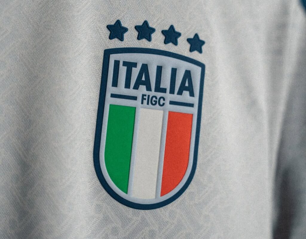 In vista dell'imminente playoff Mondiale da disputare contro l'Irlanda del Nord, la nazionale italiana ha presentato sui suoi canale social la sua nuova seconda maglia in collaborazione con adidas.