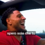 Okoye canta in macchina